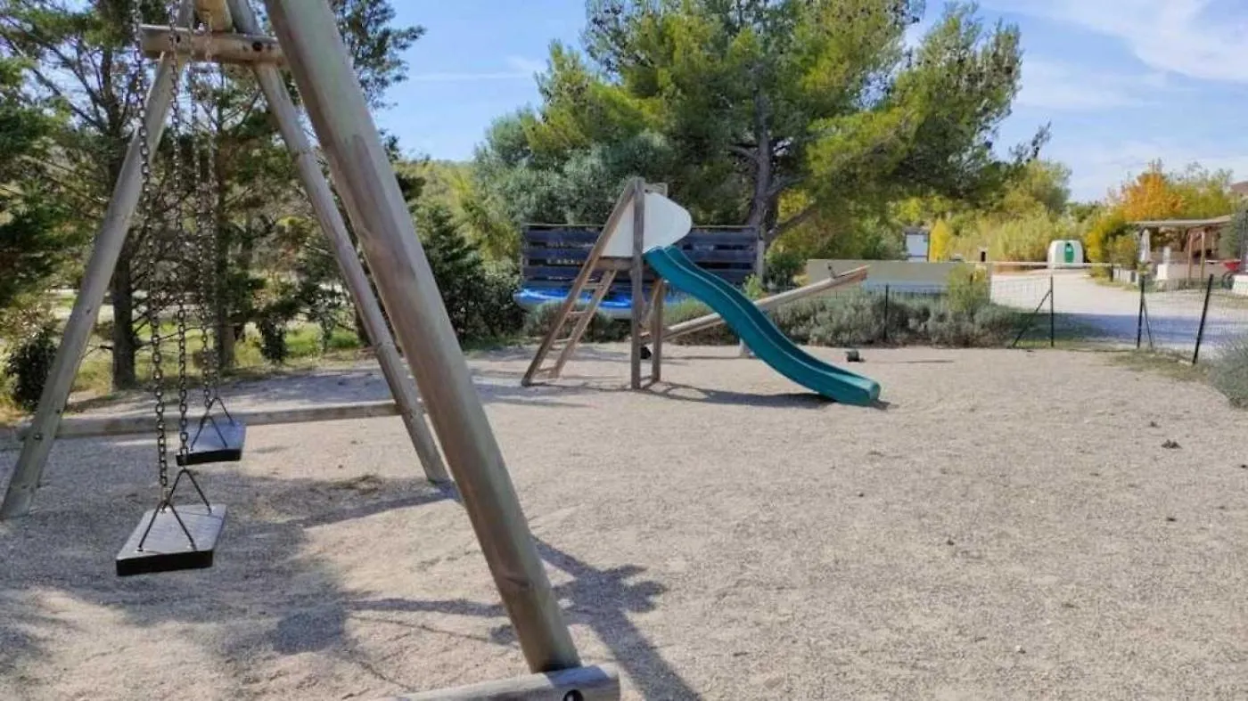 Campsite Camping 3 Etoiles - Piscine - Ccbaega Saint-Mitre-les-Remparts