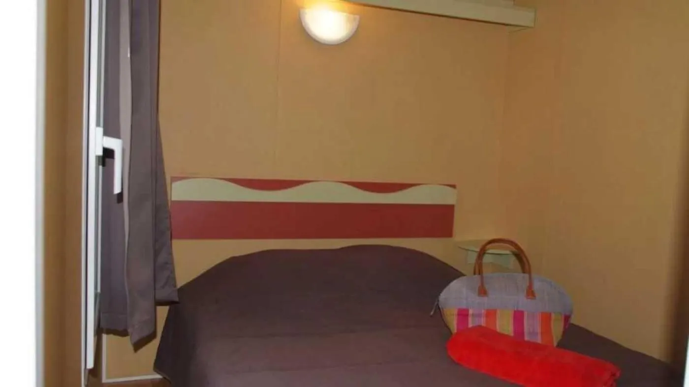 Camping 3 Etoiles - Piscine - Ccbaega Saint-Mitre-les-Remparts 0*,  France